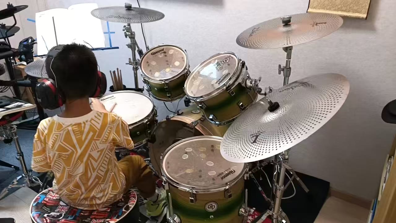 世霖节拍小学员在绿色原声鼓前练习（背影）